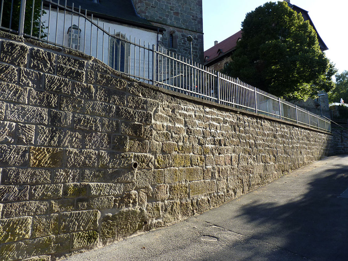 Pflaster- und Treppenarbeiten an St. Crescentius (Foto:Karl-Franz Thiede)